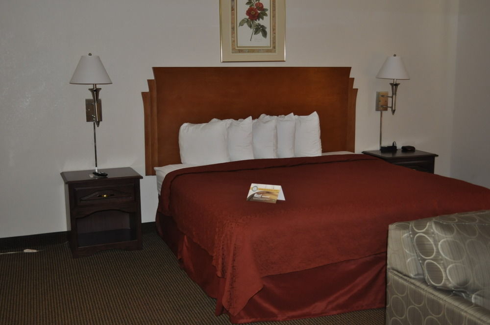 Quality Inn & Suites Салина Екстериор снимка