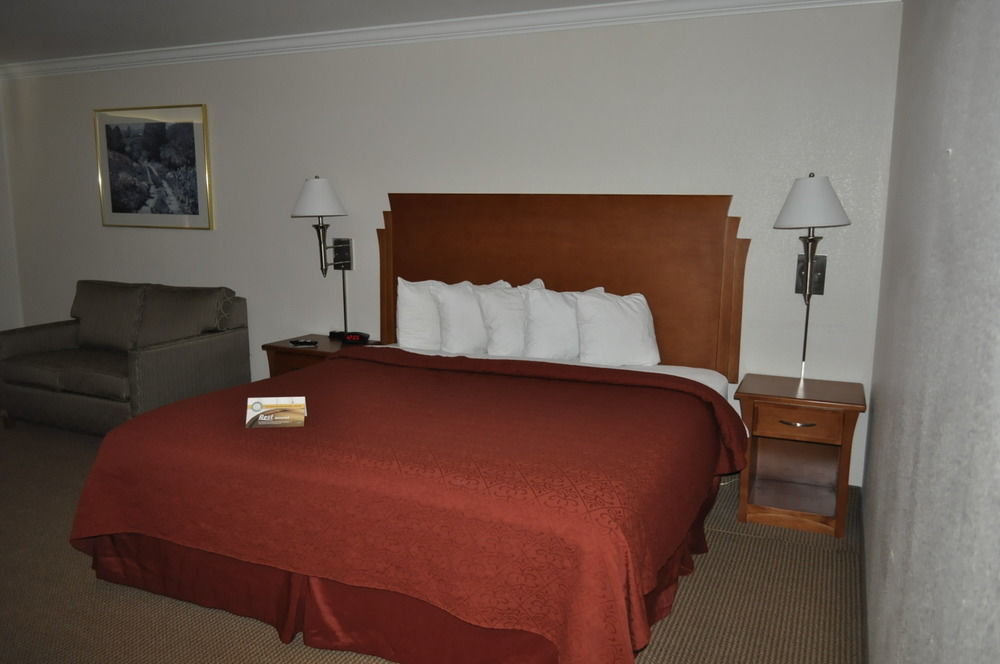 Quality Inn & Suites Салина Екстериор снимка